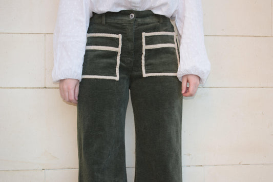 PANTALÓN VERDE PANA DETALLES BOLSILLOS