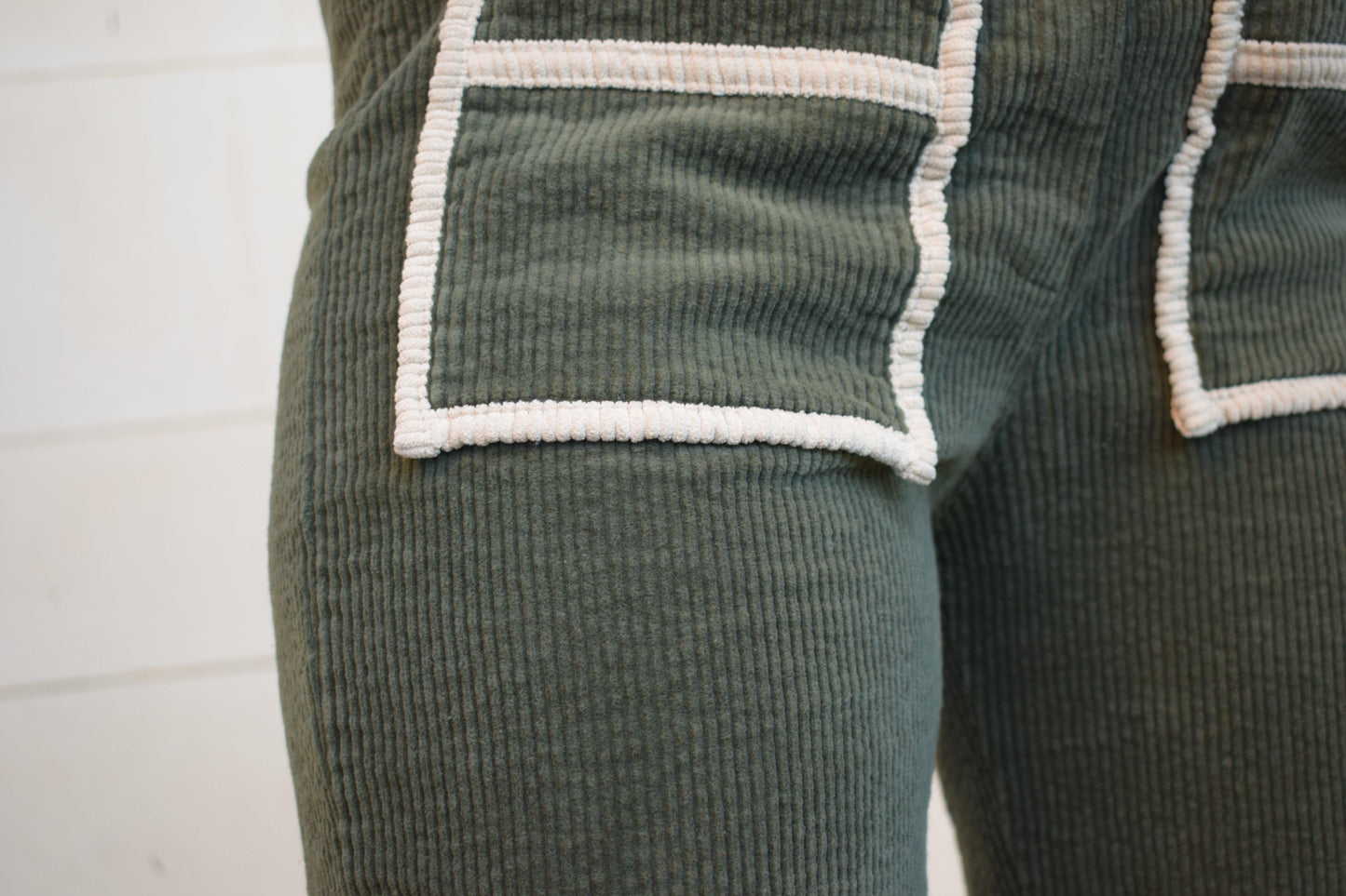 PANTALÓN ROSA PANA DETALLES BOLSILLLOS