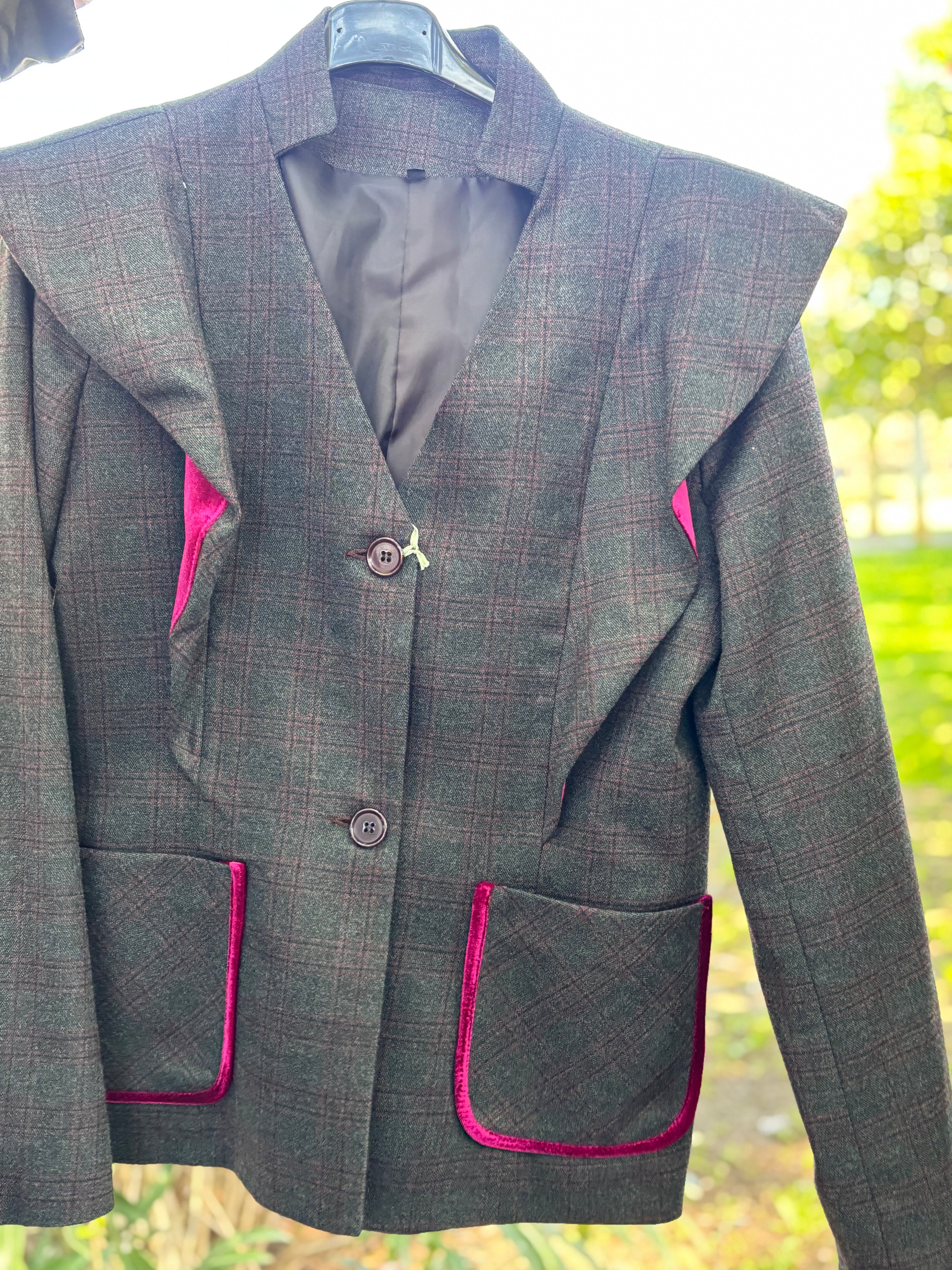 CHAQUETA GRIS DETALLE FUCSIA