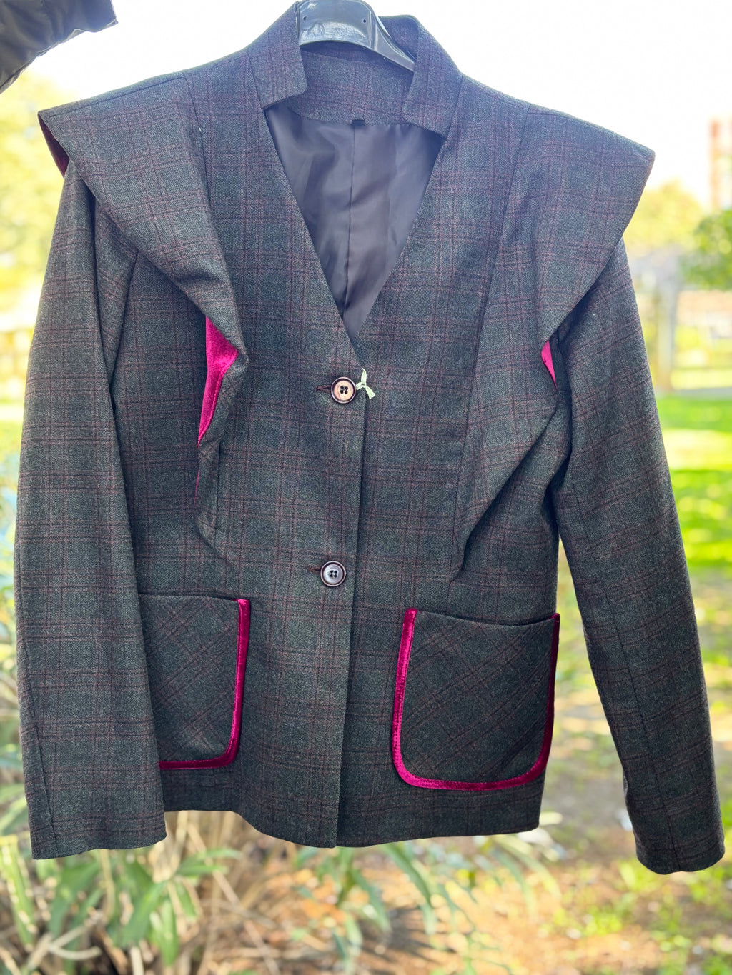 CHAQUETA GRIS DETALLE FUCSIA