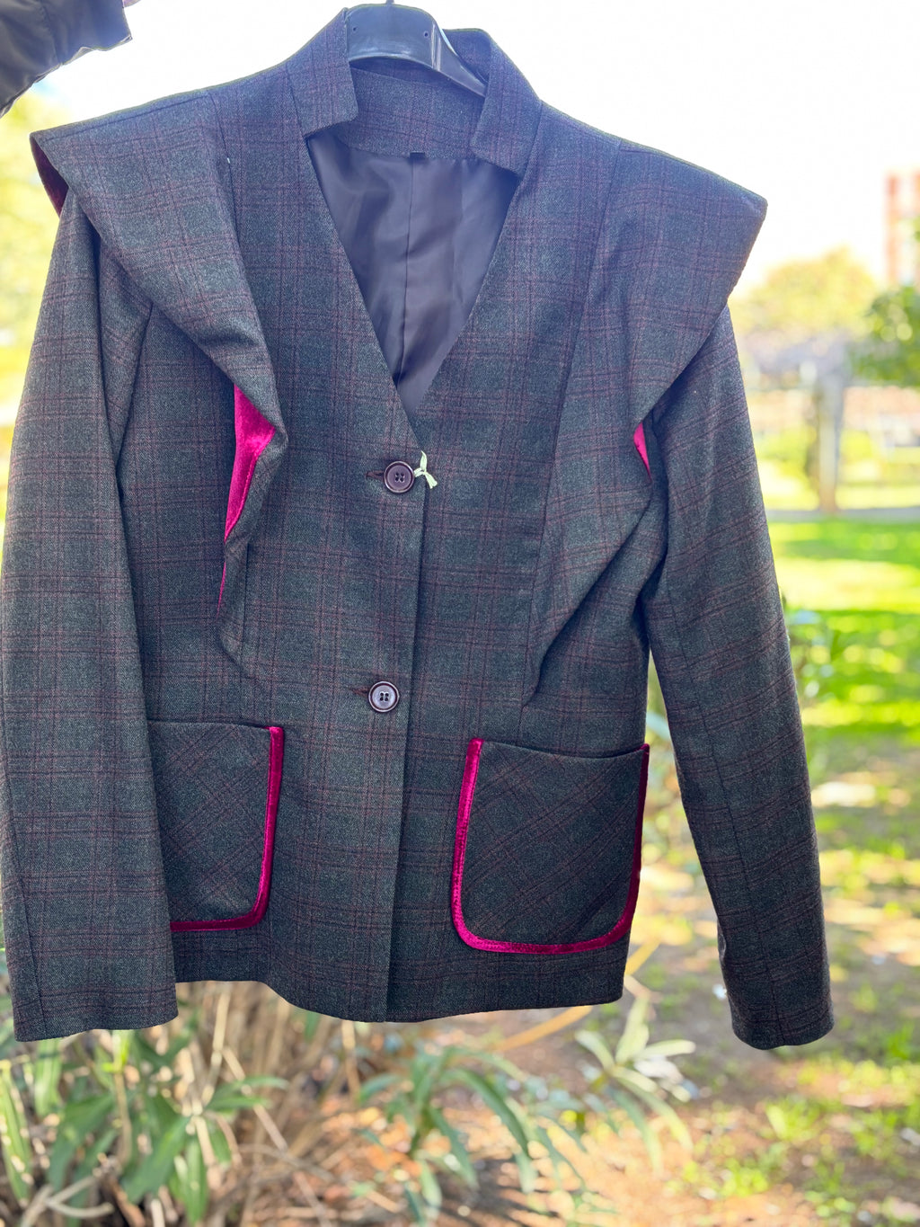 CHAQUETA GRIS DETALLE FUCSIA