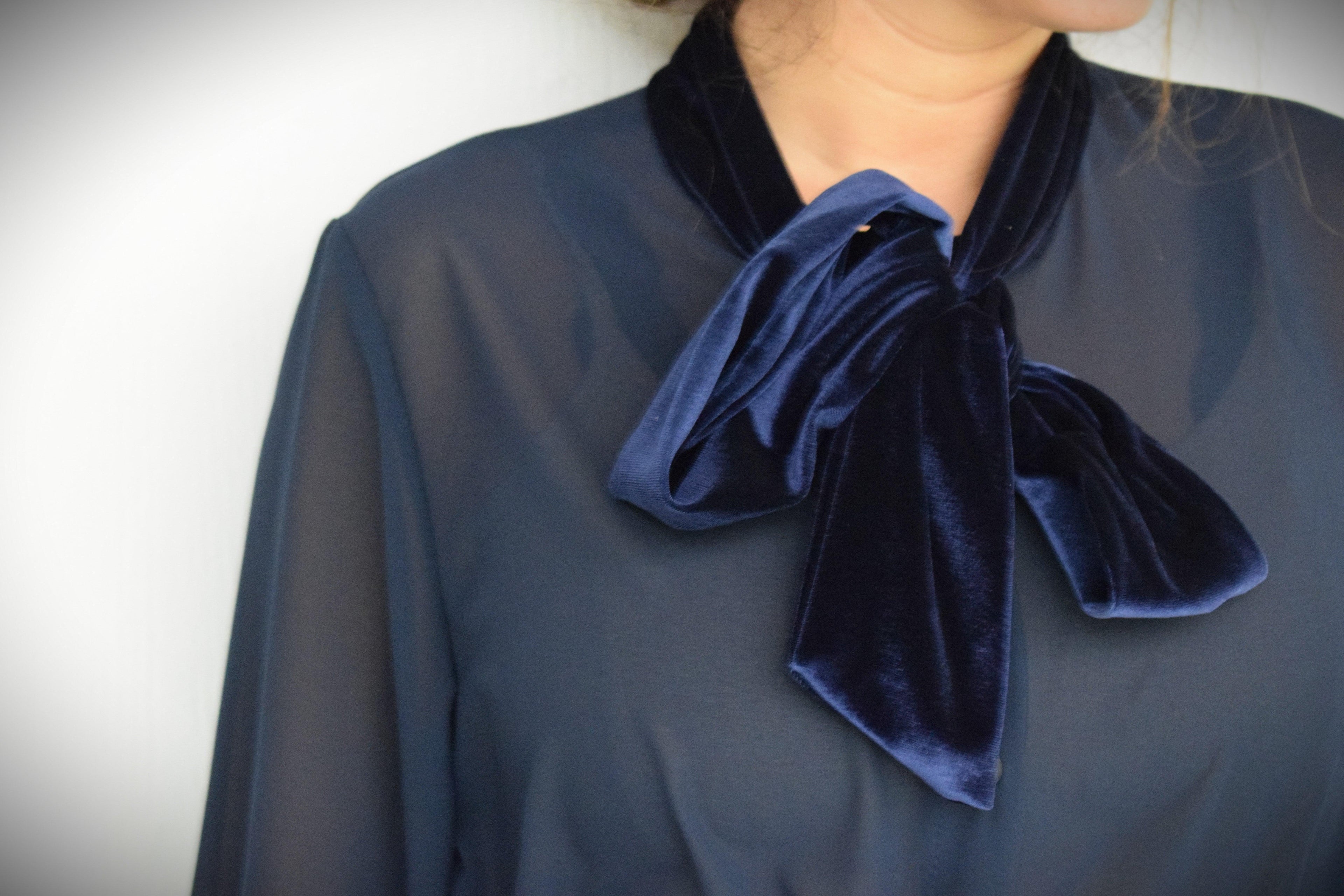 BLUSA LAZO TERCIOPELO AZUL