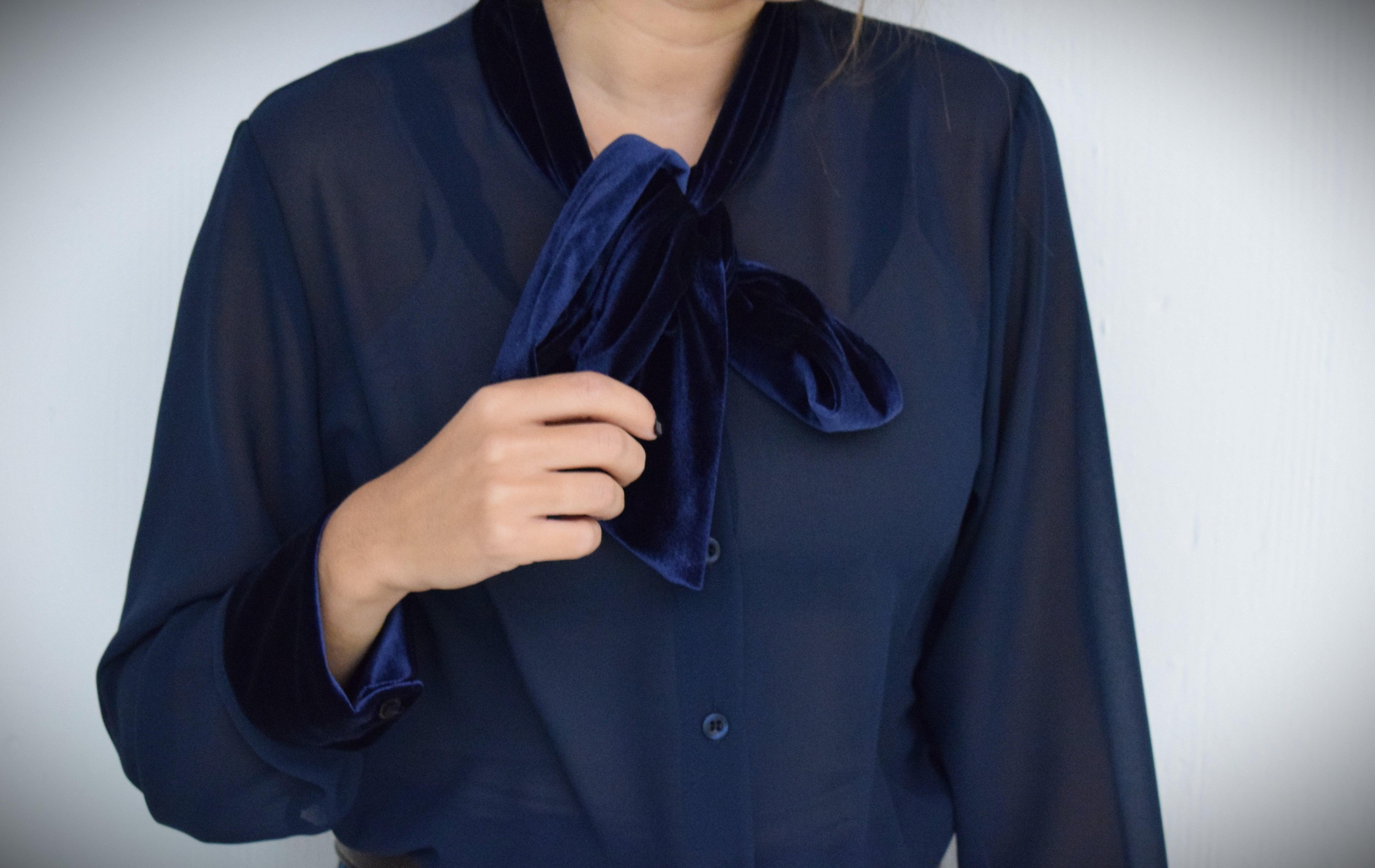 BLUSA LAZO TERCIOPELO AZUL