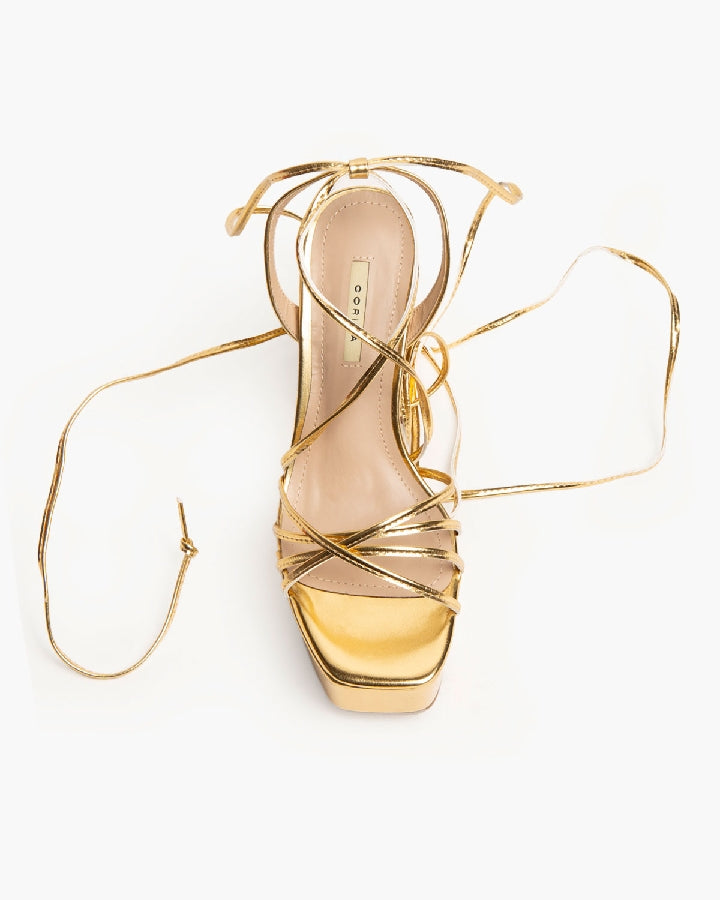 SANDALIA DE TACÓN DORADA