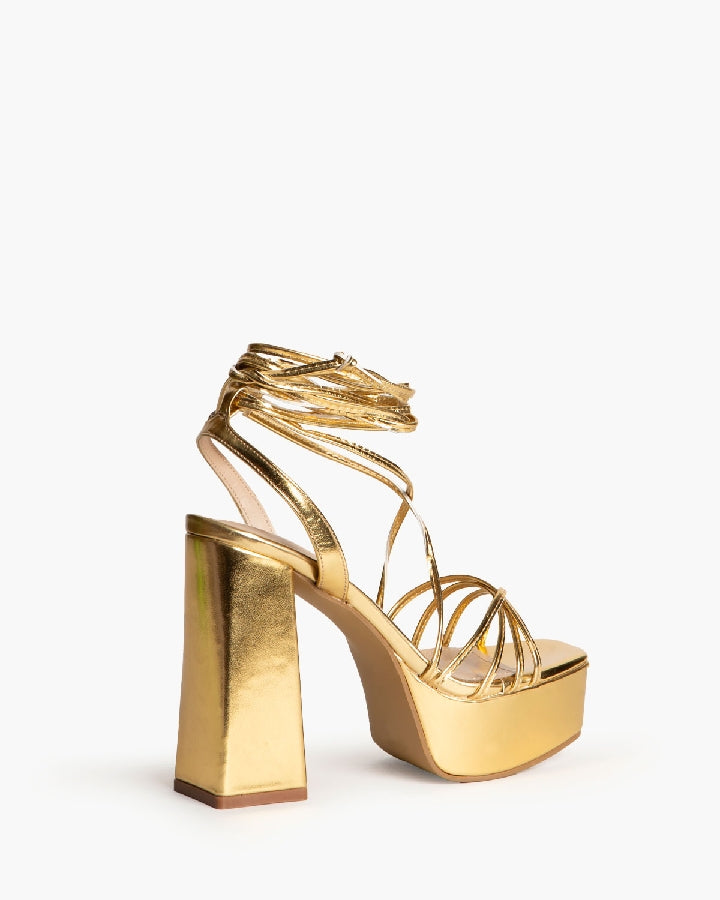 SANDALIA DE TACÓN DORADA