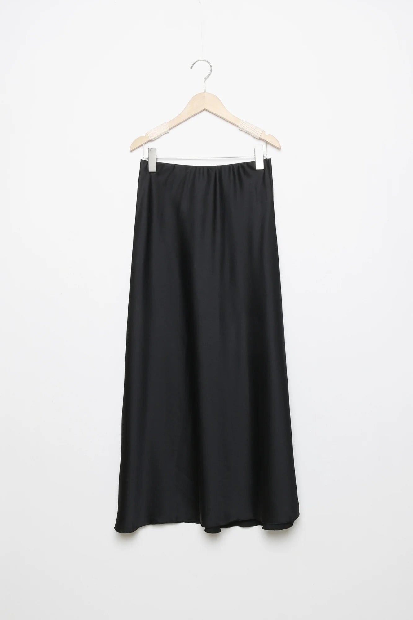 FALDA SATINADA VIRAL NEGRA